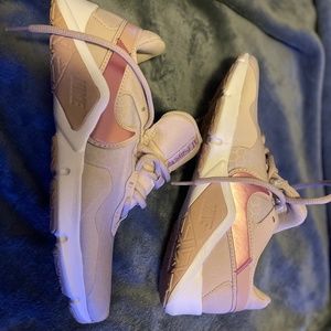 NIKE SHOES - LIKE NEW